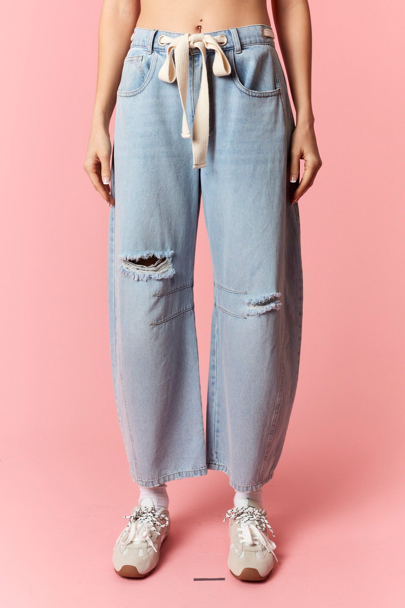 Detailed Destroyed Barrel Jeans - Light Denim