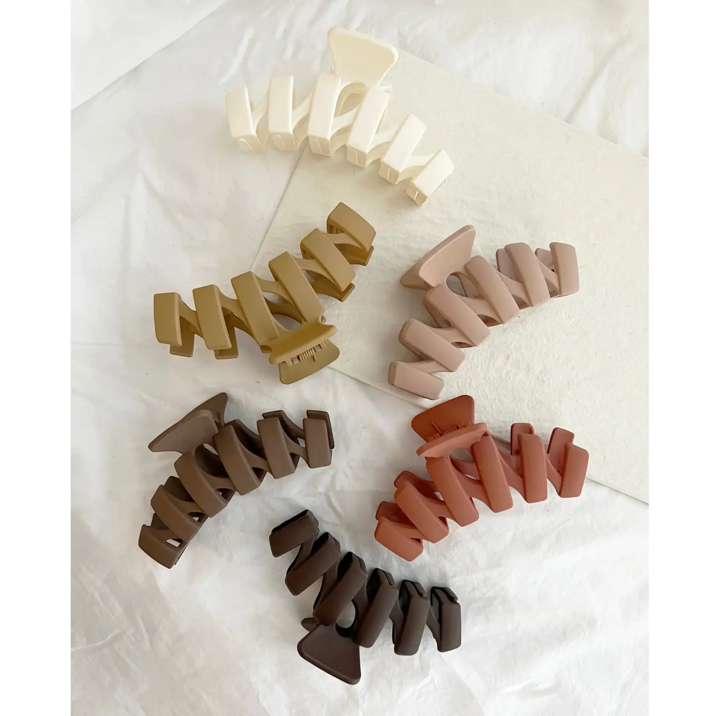 Matte Zigzag Hair Claw - Cher