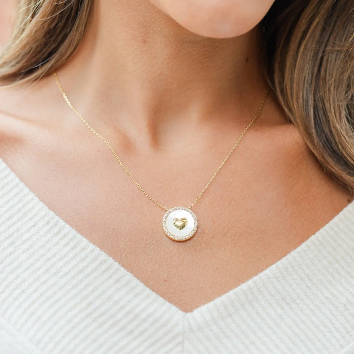 Necklace - Round pave lined shel pendant with heart in the center - Gold